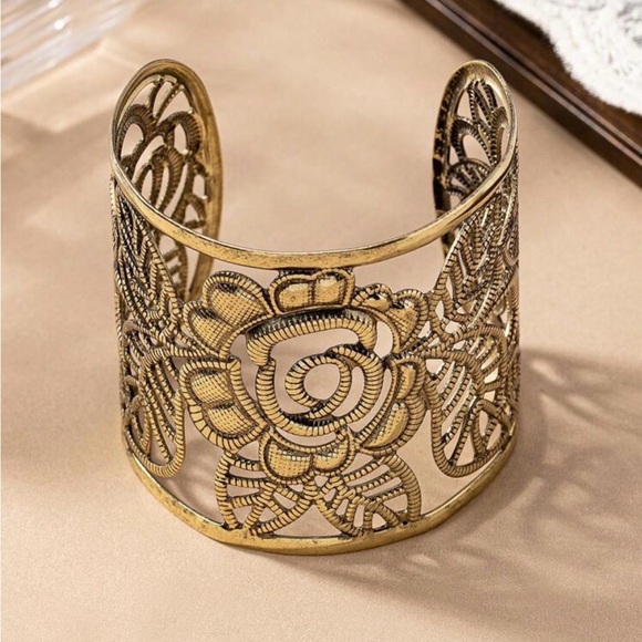 Elegant Gold Floral Cuff Bracelet - Picture 2 of 3